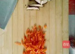 Illustration of how to make fried rice with mushrooms, eggs and carrots 1