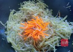 Illustration of how to make braised bean sprouts and shredded pork cakes 11