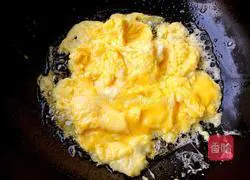 Illustration of how to make fried cherry tomatoes and eggs with noodles 6