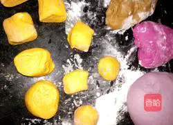 Illustration of how to make orange steamed buns 2