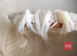 Illustration of how to make pickled cabbage and beef rice noodles 10