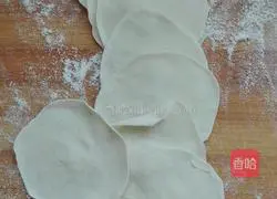 Illustration of how to make pork and sophora flower dumplings 19