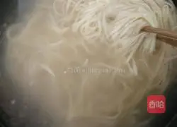 Illustration of the family version of mixed noodles 4