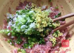 Illustration of how to make three fresh wontons 1