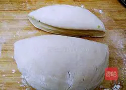 Illustration of how to make dumplings stuffed with squid and three delicacies 12