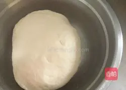 Illustration of how to make fresh meat and fungus wontons 1