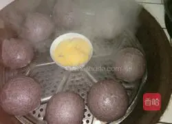 Illustration of how to make blooming purple rice noodles 3