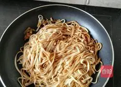 Illustration of how to make fried noodles with ham sausage 7