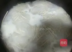 Illustration of how to make couple's set meal (double pepper noodles) 4