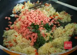 Illustration of how to make ham, sausage and egg fried rice 8