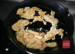 Illustration of how to make ham and egg fried rice 4