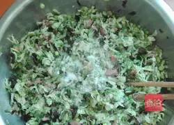 Illustration of how to make pork and locust flower stuffed dumplings 15