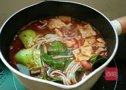 Illustration of how to make spicy crayfish flavored snail noodles 15