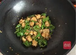 Illustration of how to make green pepper and sausage noodles 5