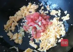 Illustration of how to make colorful egg fried rice 6