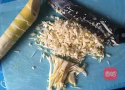 Pickles, bamboo shoots and shredded yellow croaker wontons Practice illustration 3