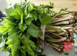 Illustration of making dumplings stuffed with celery leaves 2