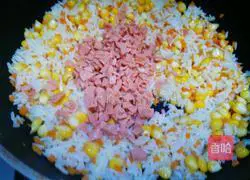 Illustration of how to make fried rice with vegetable cubes 6