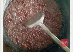 Illustration of making glutinous rice and red bean pie 1