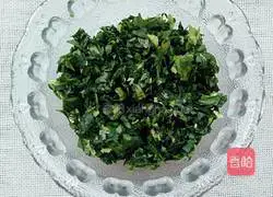 Illustration of how to make celery leaf cake 1