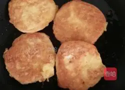 Illustration of how to make fried steamed bun slices 3