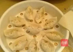 Illustration of how to make leek and egg wontons 2