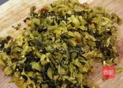 Illustration of how to make spicy sauerkraut wontons 4