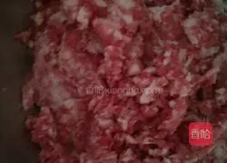 Illustration of how to make pork and pickled cabbage buns 2