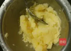 Illustration of how to make fried potato cakes 1