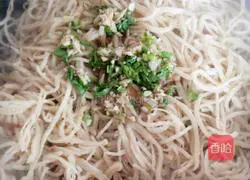 Illustration of making braised bean sprouts and shredded pork cakes 7