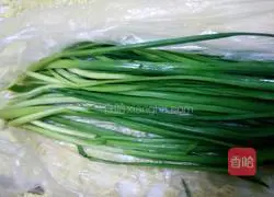 Illustration of how to make steamed buns stuffed with meat and chives 1