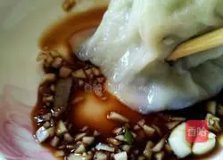 Illustration of how to make pork and cabbage dumpling stuffing 23