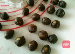 Illustration of making homemade colorful glutinous rice balls 6