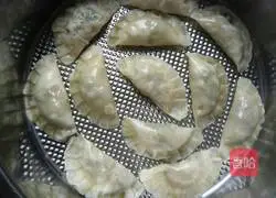 Illustration of how to make sesame leaf and pork stuffed dumplings 9