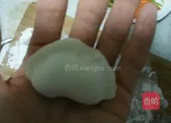 Illustration of how to make celery and pork dumplings 8