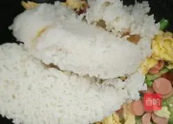 Illustration of how to make ham, sausage and egg fried rice 6
