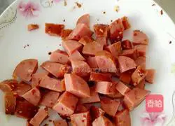 Illustration of how to make grilled sausage and corn fried rice 1