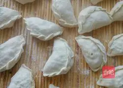 Illustration of how to make leek vegetarian pie 15