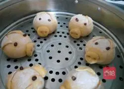 Illustration of how to make pumpkin and piggy steamed buns 16
