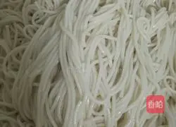 Illustration of how to make fried noodles with eggs and ham 4