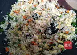 Illustration of how to make fried rice with carrots, mushrooms and eggs 9