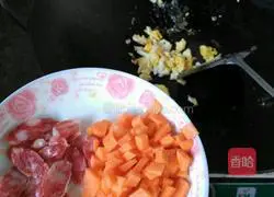 Illustration of how to make carrot, sausage and egg fried rice 2