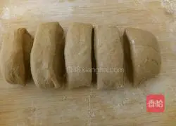 Illustration of how to cut small steamed buns with brown sugar knife 8