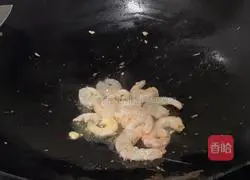 Illustration of how to make shrimp and egg fried rice 4