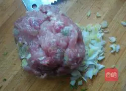 Illustration of how to make celery and meat dumplings 5