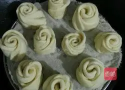 Illustration of how to make rose steamed buns 3