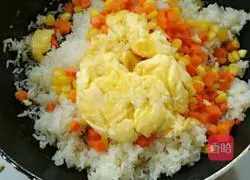 Illustration of how to make pastoral egg fried rice 5