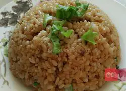 Illustration of how to make shrimp skin soy sauce fried rice 7