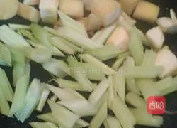 Illustration of how to stir-fry pepper-flavored steamed buns 6