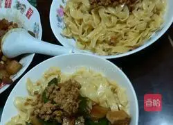 Illustration of how to make homemade pumpkin noodles using a manual dough press 5